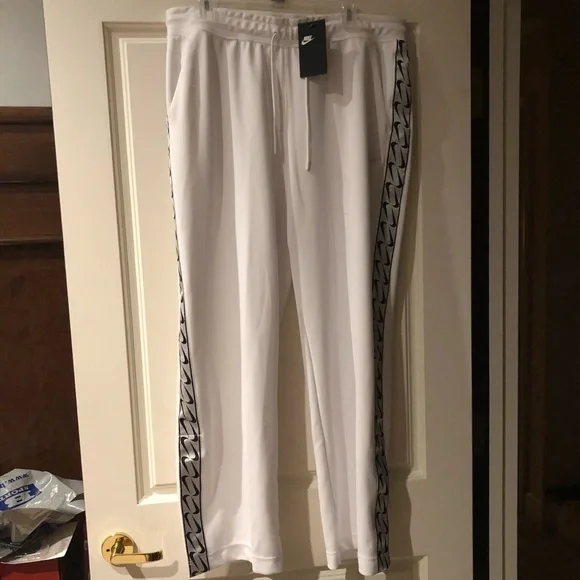 NWT NIKE Women’s Loose Fit Coupe Track Pants - Picture 1 of 5